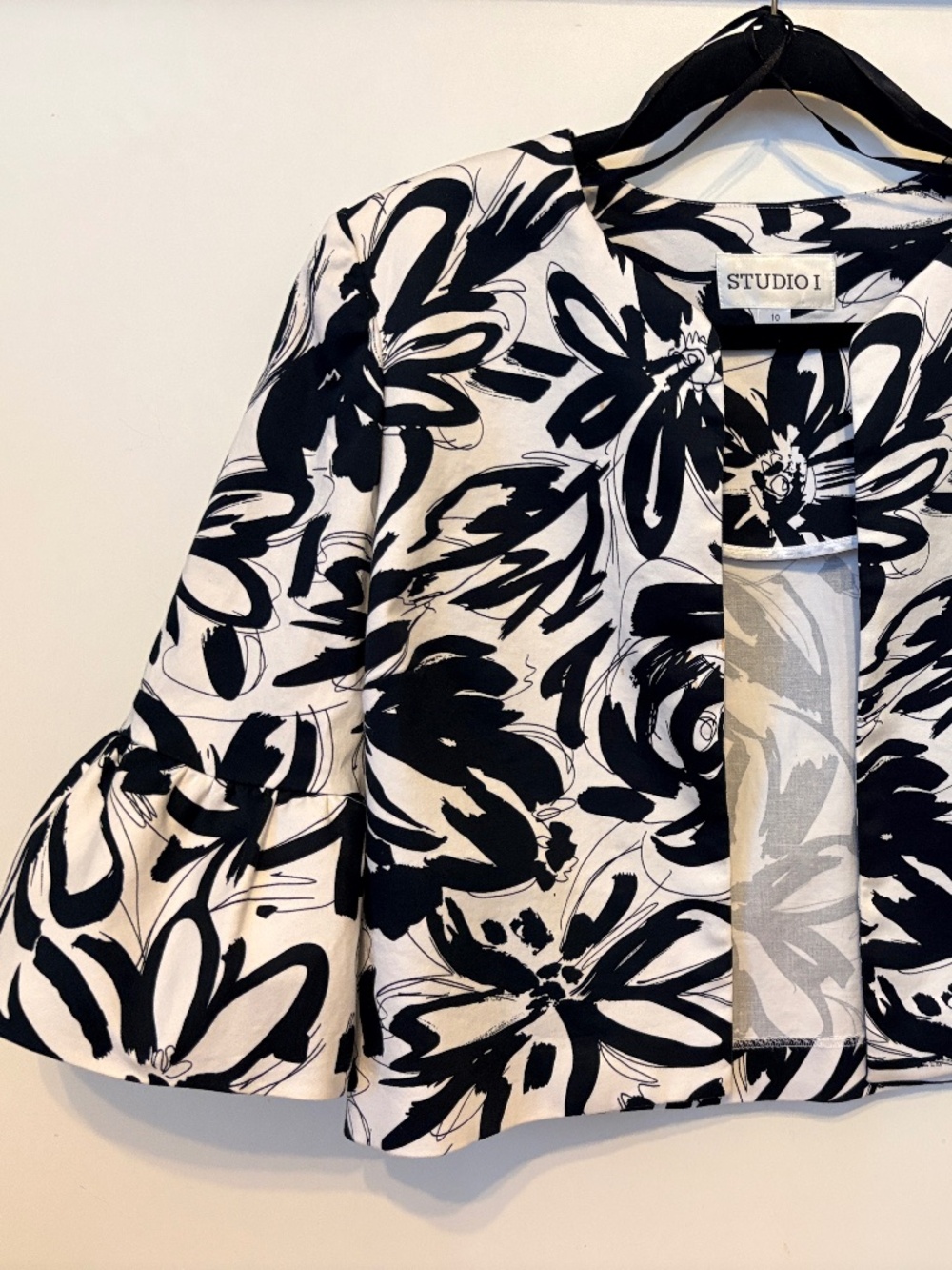 97% Cotton. Studio floral jacket.